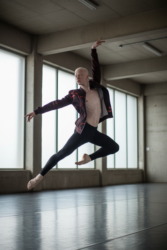 Hombre albino en salto de ballet