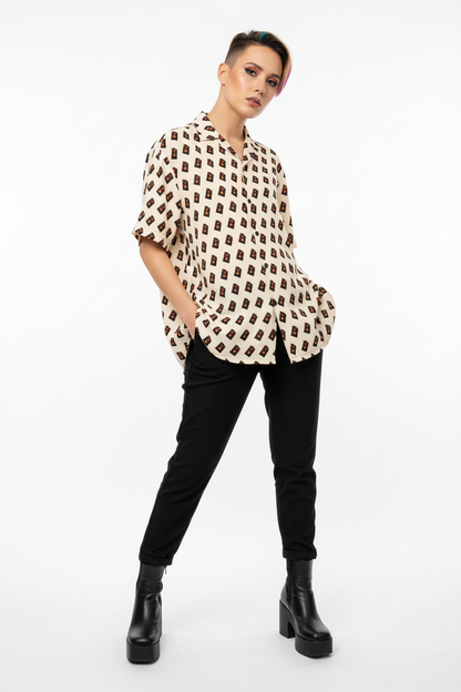 Modelo andrógino con camisa beige de polaroids