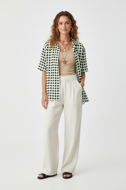 Modelo bohemia con camisa verde menta y ropa lisa