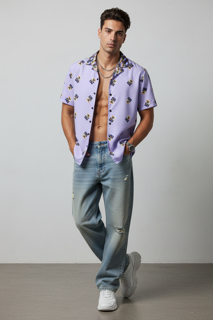 Modelo con camisa lila estampada