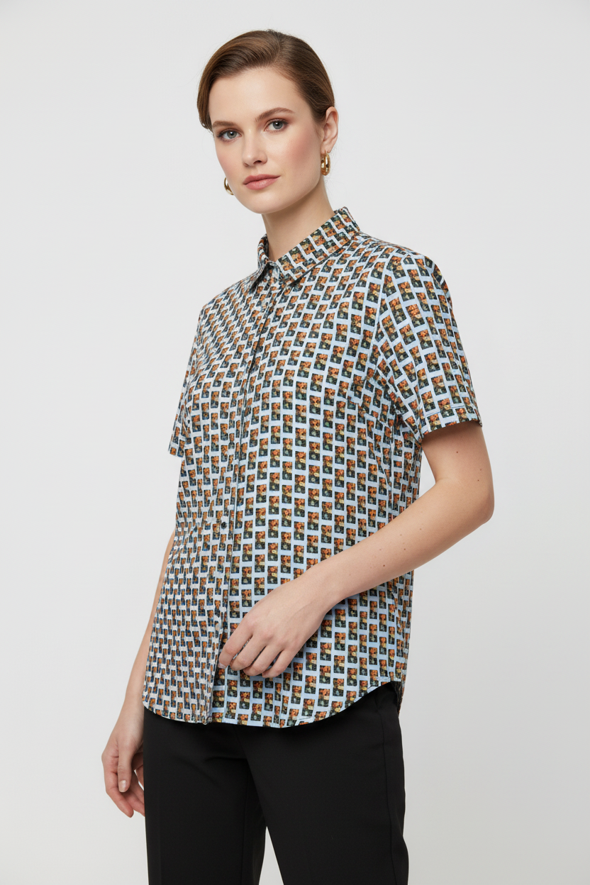 Modelo elegante con camisa multicolor