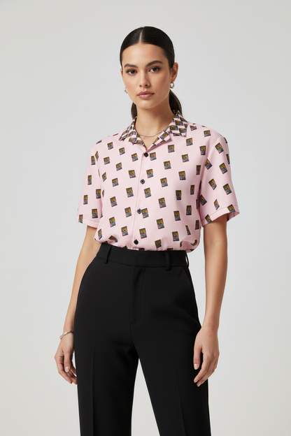 Modelo femenino elegante con camisa rosa