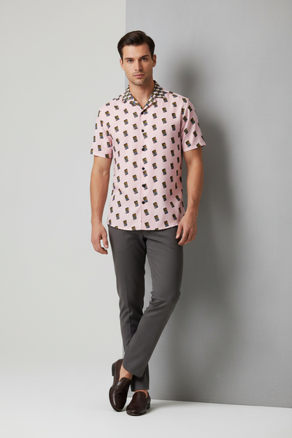Modelo masculino elegante con camisa rosa