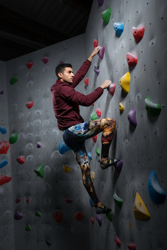 Modelo medio oriental escalando