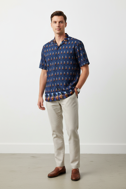 Modelo preppy con camisa azul marino