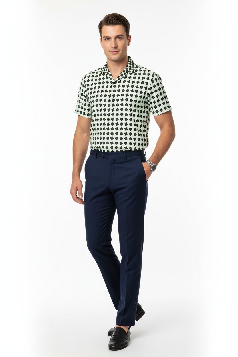 Modelo preppy con camisa verde menta