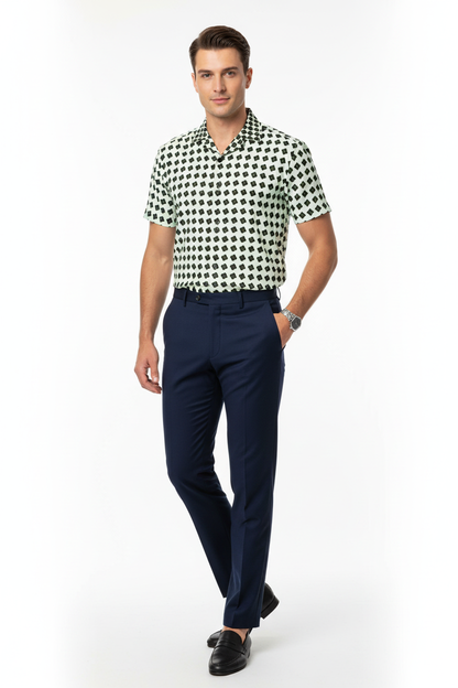 Modelo preppy con camisa verde menta