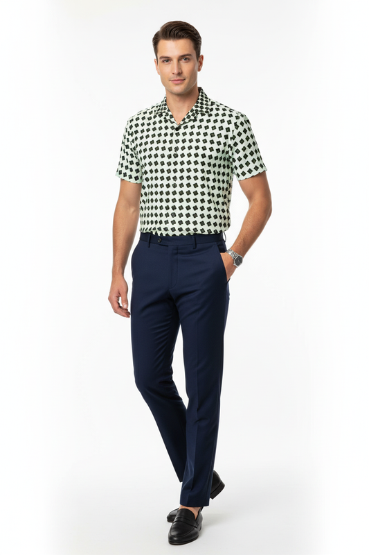 Modelo preppy con camisa verde menta