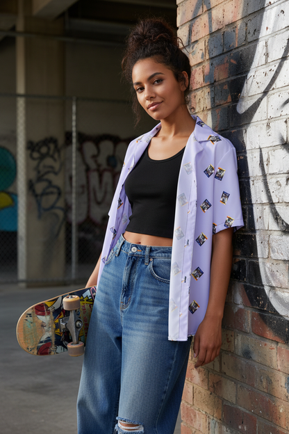 Modelo skater con camisa abierta y top negro