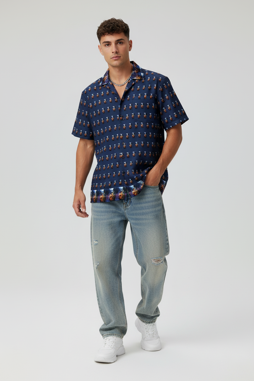 Modelo streetwear con camisa azul marino