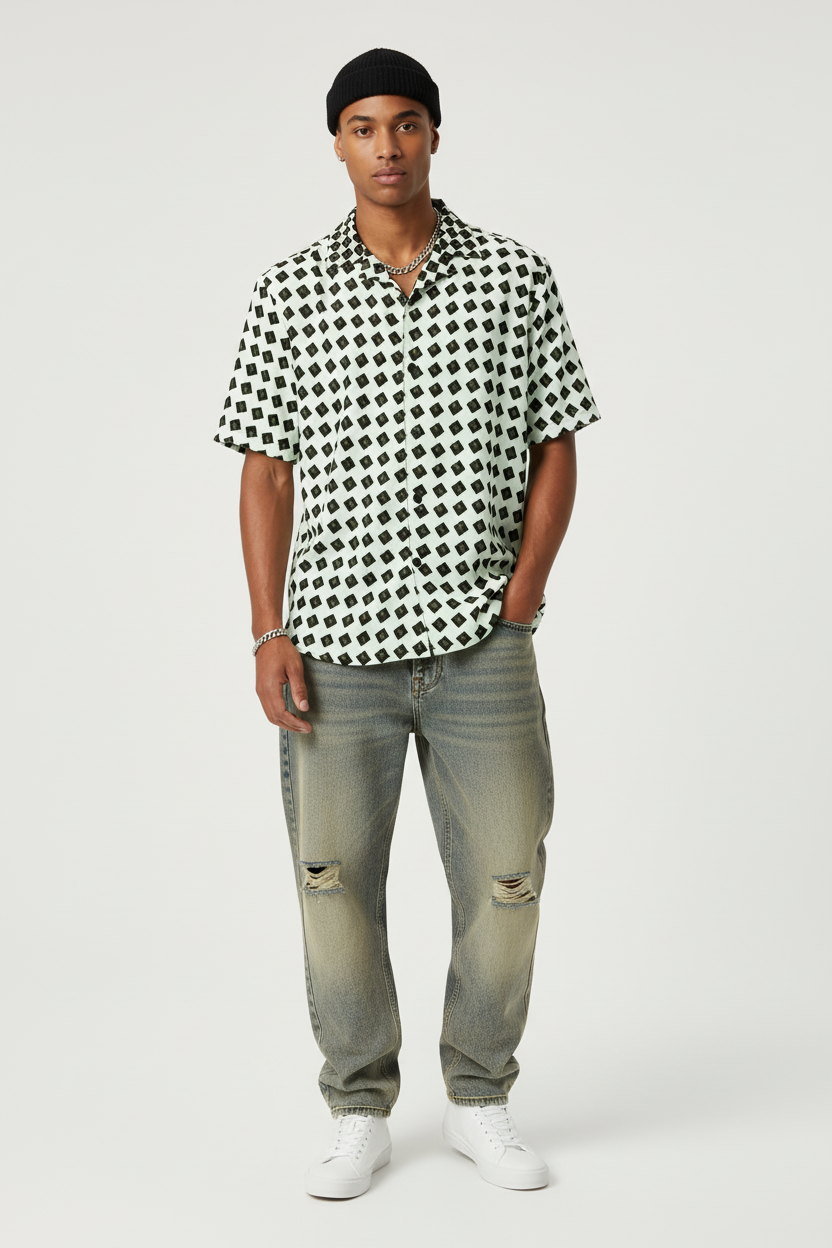 Modelo streetwear con camisa verde menta