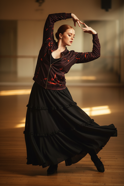 Mujer pelirroja en pose flamenca